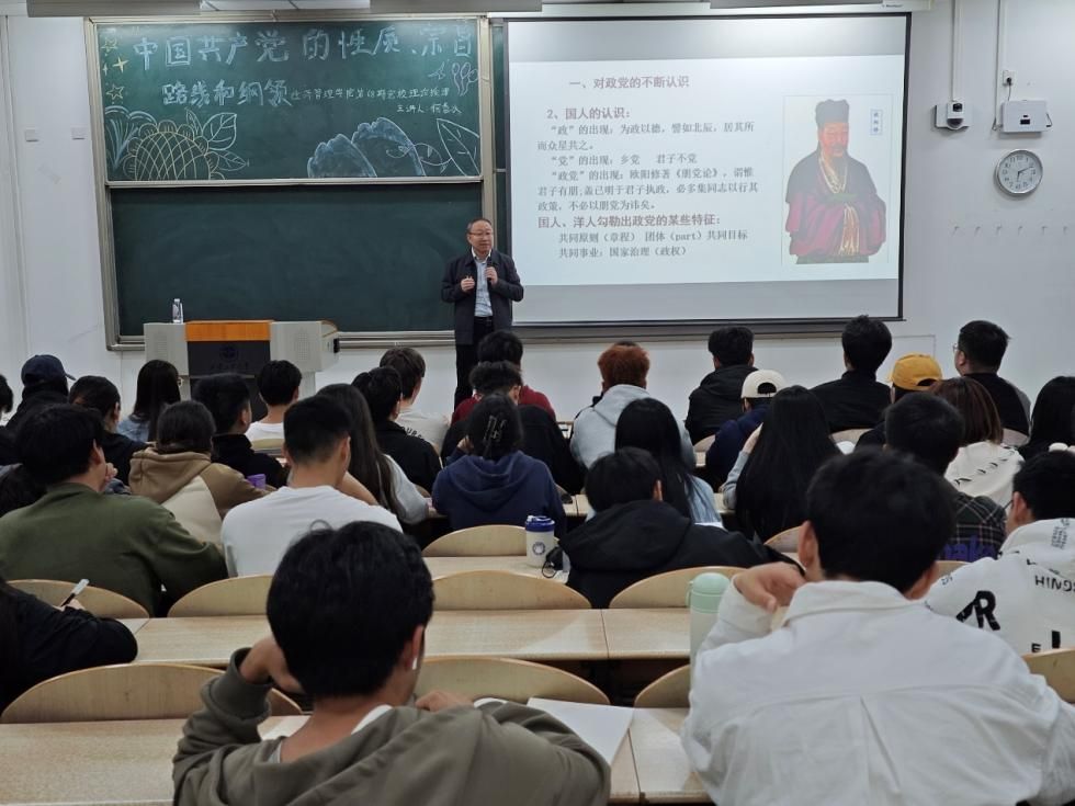一群人正在听演讲描述已自动生成 一群人正在听演讲描述已自动生成